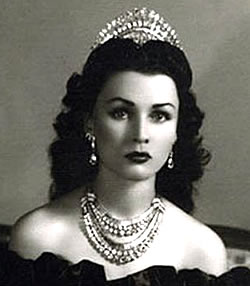 ダイヤモンドとプラチナのパリュールを身に着けたファウジア王女