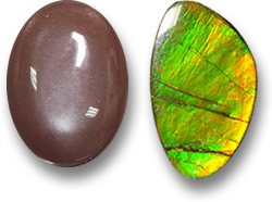ムーンストーン（左）とアンモライト（右）の宝石