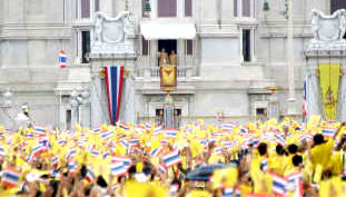 タイの人々は国王への敬意を示すために黄色の服を着た