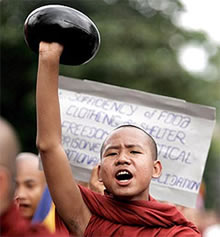 ビルマ僧侶が施しを拒否！