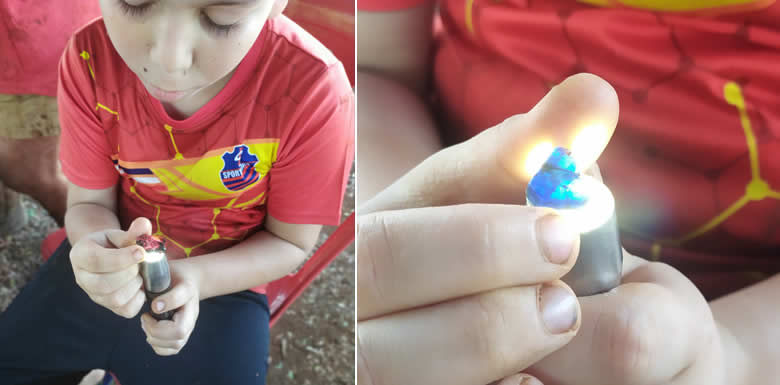 懐中電灯で宝石の原石を見る