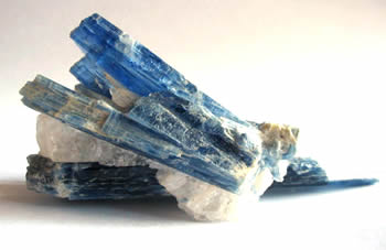 ビルマの藍晶石結晶