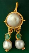 真珠とエメラルドのローマのイヤリング