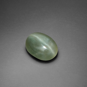2.21カラットの天然グリーンActinolite Cat's Eye（10.1×8 mm・オーバルカット）