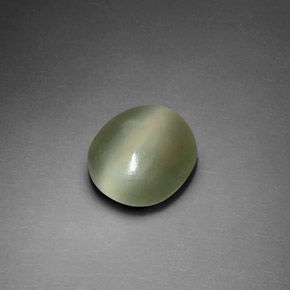 2.33カラットの天然グリーンActinolite Cat's Eye（10×8.9 mm・オーバルカット）