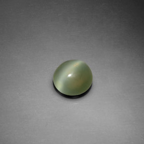 1.12カラットの天然グリーンアクチノライトキャッツアイ（6.80 mm・ラウンドカット）