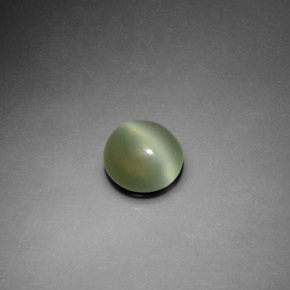 1.12カラットの天然グリーンアクチノライトキャッツアイ（6.80 mm・ラウンドカット）