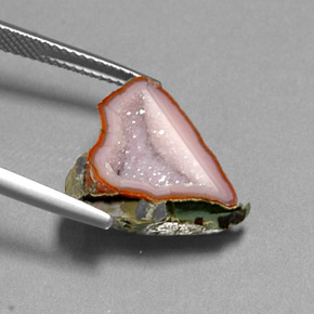 7.69カラットの天然マルチカラーアゲートジオード（16.8×15.2 mm・ファンシーシェイプ）