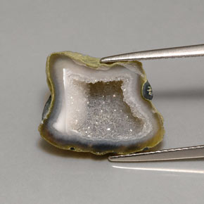 7.59カラットの天然マルチカラーアゲートジオード（15.7×12.4 mm・ファンシーシェイプ）