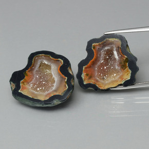 カラットの天然マルチカラーアゲートジオード（22.6×21.3 mm・ファンシーシェイプ）
