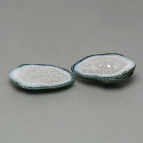 16.64カラットの天然マルチカラーアゲートジオード（22.4×13.3 mm・ファンシーシェイプ）