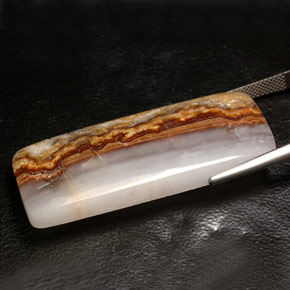 45.73カラットの天然マルチカラーアゲート（44.7×19 mm・透明）