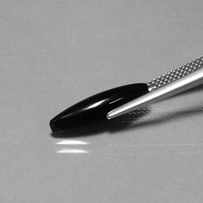 2.11カラットの天然黒アゲート（17.2×5.1 mm・マーキス）