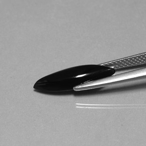 1.69カラットの天然黒アゲート（16.4×4.9 mm・マーキス）