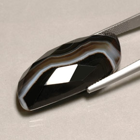 26.82カラットの天然マルチカラーアゲート（30.5×14.9 mm・ファンシーシェイプ）