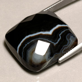 29.53カラットの天然マルチカラーアゲート（21.3×19.6 mm・クッションカット）