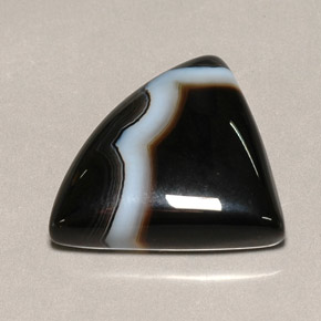 18.18カラットの天然マルチカラーアゲート（24.4×20 mm・ファンシーシェイプ）