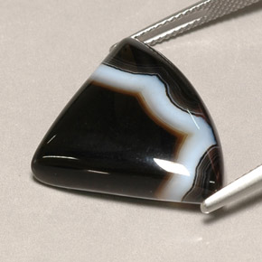 18.18カラットの天然マルチカラーアゲート（24.4×20 mm・ファンシーシェイプ）