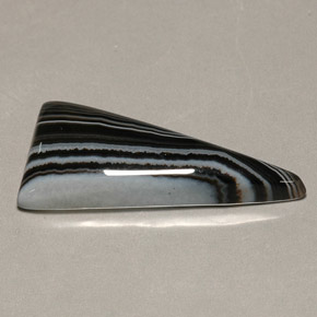 16.75カラットの天然マルチカラーアゲート（32.3×14.8 mm・トリリアント）