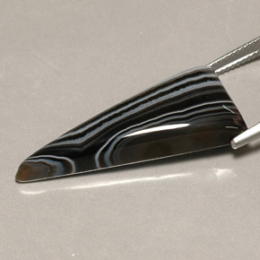 16.75カラットの天然マルチカラーアゲート（32.3×14.8 mm・トリリアント）