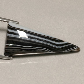 16.75カラットの天然マルチカラーアゲート（32.3×14.8 mm・トリリアント）