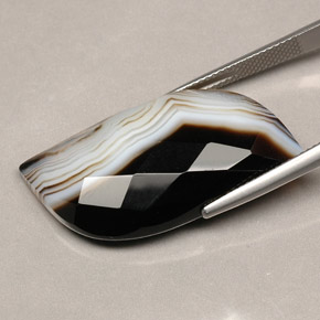 27.84カラットの天然マルチカラー瑪瑙、ファンシーシェイプ、オペーク