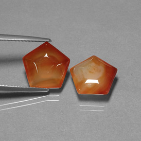 カラットの天然レッドオレンジアゲート（12.4×12.3 mm・ファンシーシェイプ）