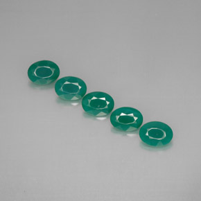 カラットの天然グリーンアゲート（8.1×6.1 mm・オーバルカット）