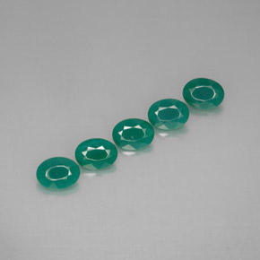 カラットの天然グリーンアゲート（8.1×6.1 mm・オーバルカット）