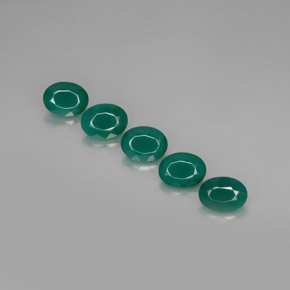 カラットの天然グリーンアゲート（8.1×6.1 mm・オーバルカット）
