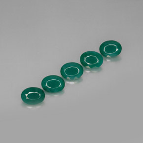 カラットの天然グリーンアゲート（8.1×6.1 mm・オーバルカット）