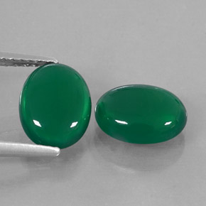 カラットの天然グリーンアゲート（9.1×7.1 mm・オーバルカット）