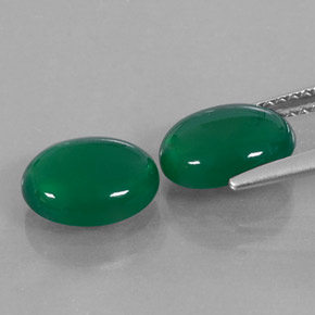 カラットの天然グリーンアゲート（9.1×7.1 mm・オーバルカット）