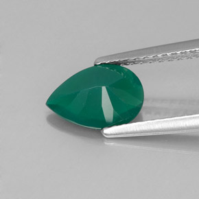 0.94カラットの天然グリーンアゲート（8.8×6.1 mm・透明）