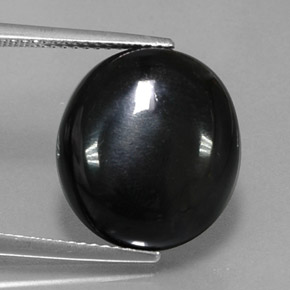 10.40カラットの天然黒アゲート（15.6×13.9 mm・オーバルカット）