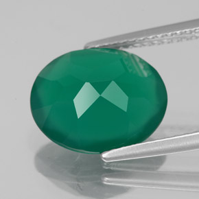 3.75カラットの天然グリーンアゲート（12.1×10 mm・透明）