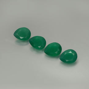 カラットの天然グリーンアゲート（8.8×6.8 mm・透明）