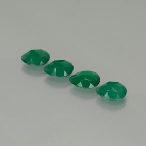 カラットの天然グリーンアゲート（8.8×6.8 mm・透明）