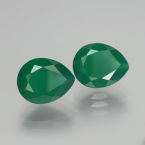 カラットの天然グリーンアゲート（10.1×8 mm・洋梨の形）