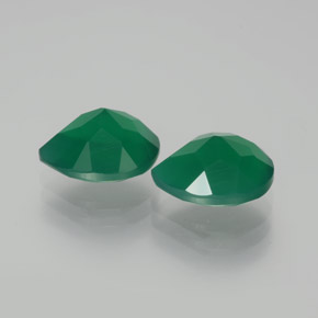 カラットの天然グリーンアゲート（10.1×8 mm・洋梨の形）