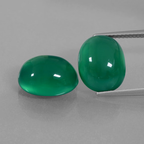 12.08カラットの天然フォレストグリーンアゲート（12.6×10.1 mm・オーバルカット）