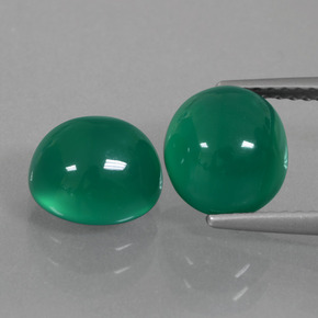 カラットの天然グリーンアゲート（8.3×7.9 mm・オーバルカット）