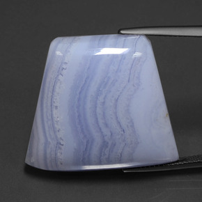 42.18カラットの天然バイオレットブルーアゲート（27.4×24.4 mm・ファンシーシェイプ）