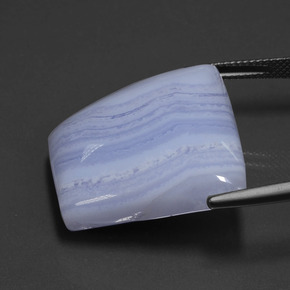 42.18カラットの天然バイオレットブルーアゲート（27.4×24.4 mm・ファンシーシェイプ）