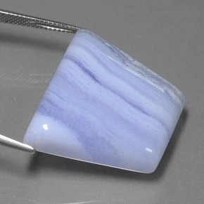 48.95カラットの天然ロイヤルバイオレットアゲート（31.2×24.4 mm・ファンシーシェイプ）