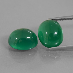 8.66カラットの天然ウォームグリーンアゲート（10.6×9.1 mm・オーバルカット）