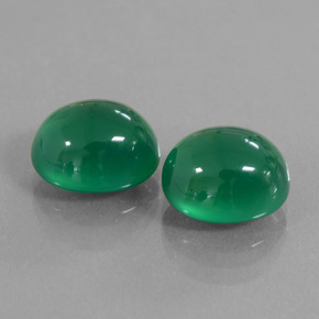 8.66カラットの天然ウォームグリーンアゲート（10.6×9.1 mm・オーバルカット）