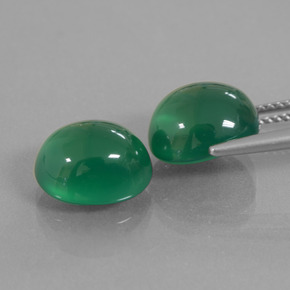 8.66カラットの天然ウォームグリーンアゲート（10.6×9.1 mm・オーバルカット）