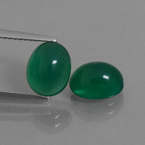 カラットの天然グリーンアゲート（8.8×7 mm・オーバルカット）