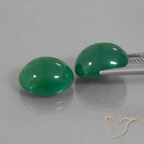 13.04カラットの天然ウォームグリーンアゲート（12.9×11.3 mm・オーバルカット）